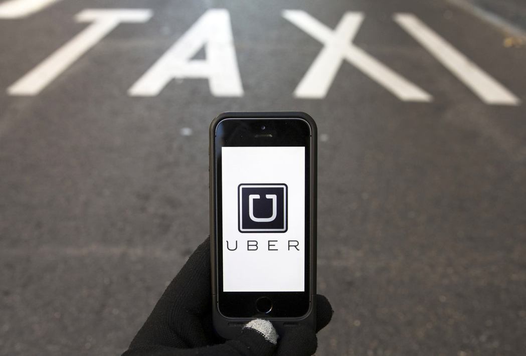 Uber還是TAXI？Uber最受爭議的是要定義為運輸服務業或資訊科技平台。 圖／路透社