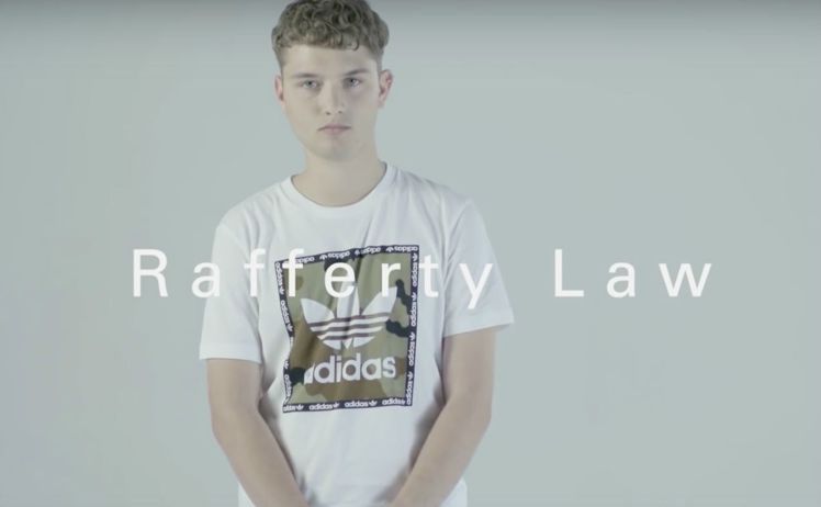 最近曝光的 Adidas Originals x JD Sports 系列廣告，當中有位年輕男孩正是英國男星裘德洛的兒子瑞佛蒂洛。圖／擷取自網路
