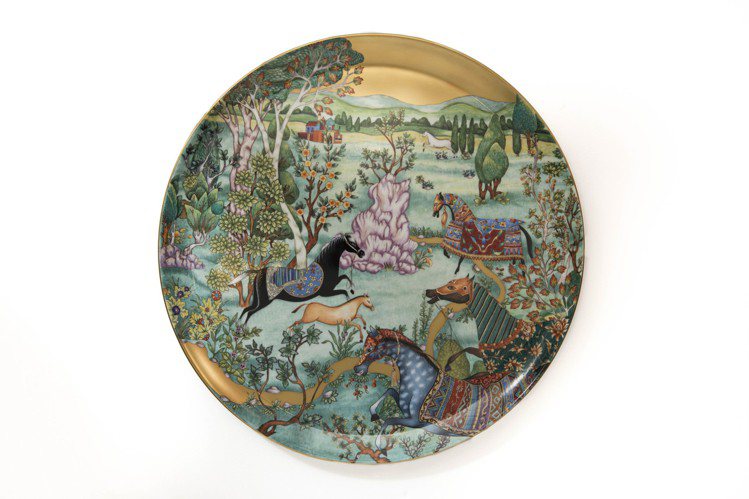 愛馬仕東方駿馬餐瓷系列限量大盤，直徑44公分163萬6,200元。圖／愛馬仕提供
