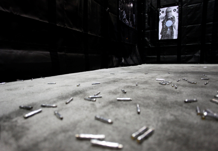 第七屆美國鳳凰城國防安全展覽會上，灑落於地上的AR-15子彈展示品。 圖／路...
