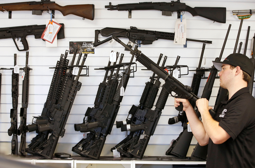 猶他州的「Ready Gunner」槍枝販售店；店員手上及靠牆直列擺放的皆是AR...