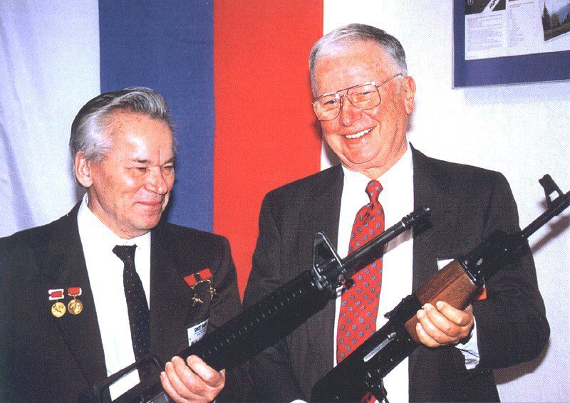 AK-47突擊步槍設計者卡拉什尼科夫（左）與AR-15突擊步槍之父尤金‧史通納（...