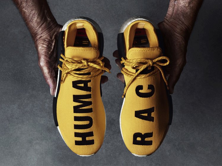 adidas與菲董聯名的「Hu NMD」鞋，上有「HUMAN」和「RACE」字樣...