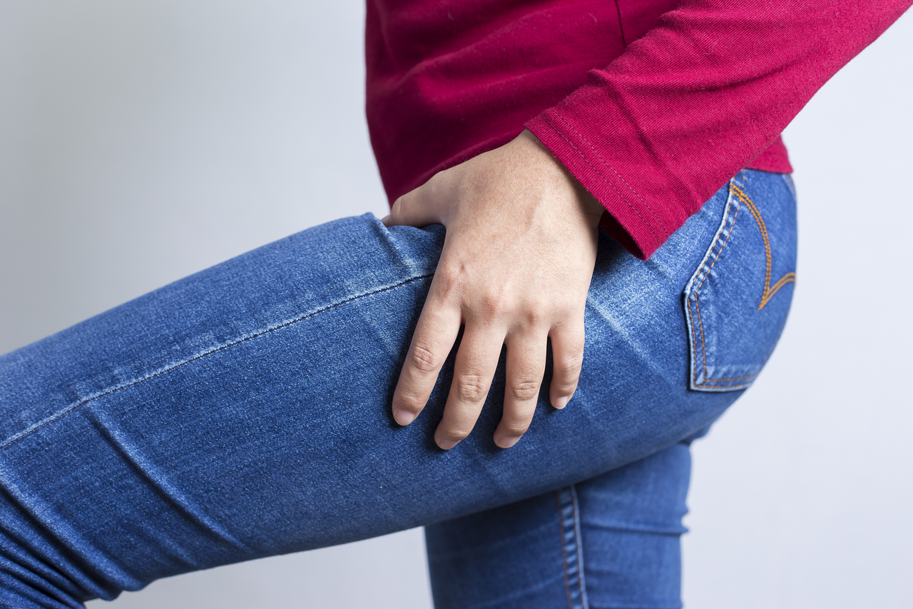 許多大腿內側曲線不佳患者為避免走路、跑步摩擦受傷，多穿長褲或褲襪、絲襪保護，但近年來氣溫升高，卻因悶熱感染皮膚相關疾病。<br />圖／shutterstock