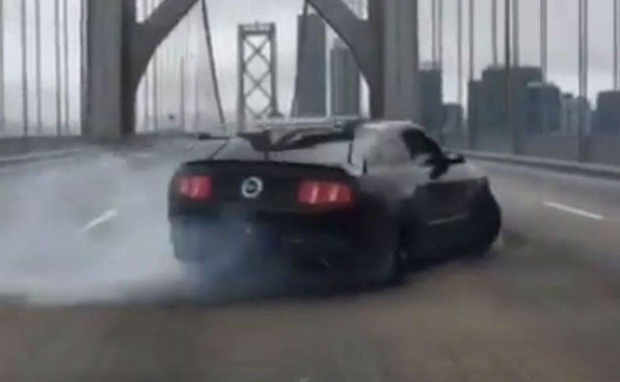 一輛野馬在美國舊金山大橋上危險甩尾。 截自beehmack.9影片