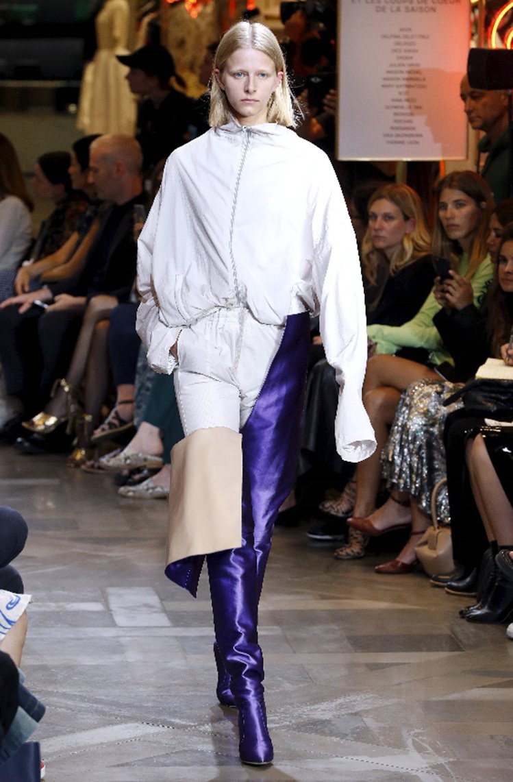 本月初，Vetements 搶在巴黎高級訂製服周發表 2017 春夏男女裝系列，一次推出 18個品牌的「超狂聯名」作品，再度引起熱議。圖／法新社