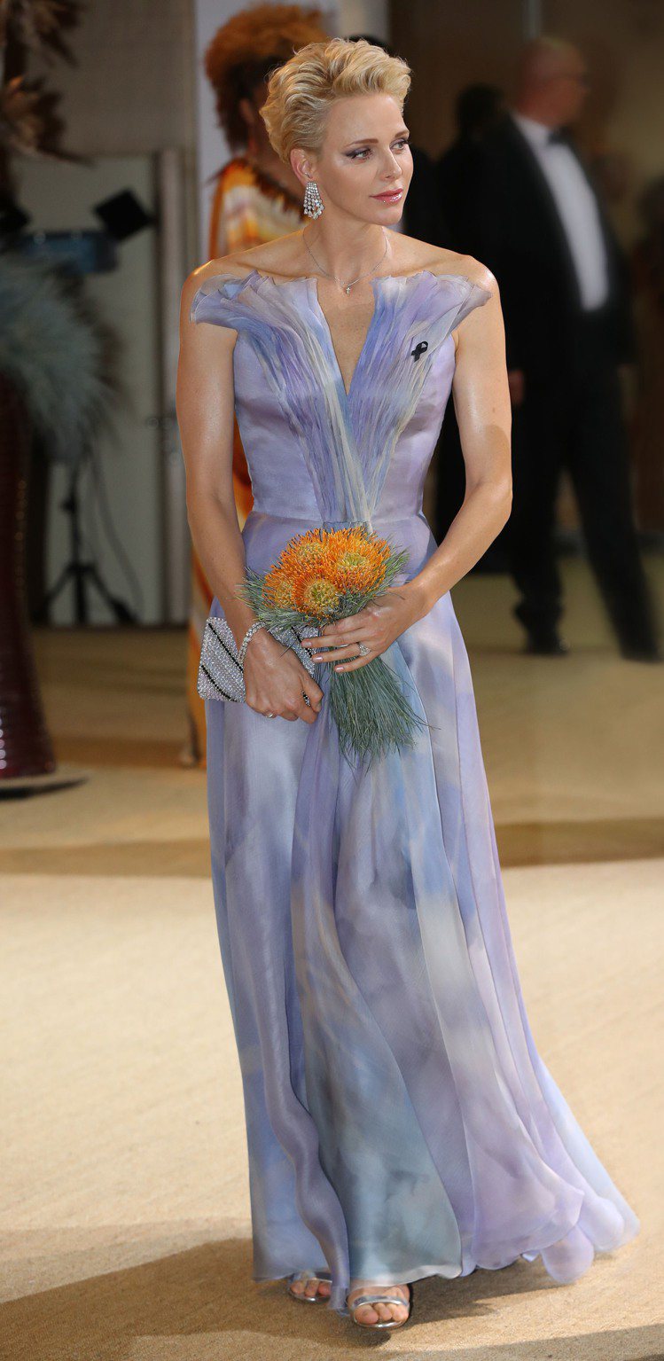 有「南非美人魚」之稱的摩洛哥王妃，穿上粉色洋裝優雅感十足。圖／Giorgio Armani提供