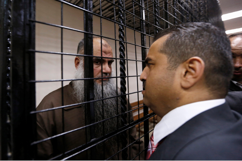 在約旦法庭接受審判的阿布·卡塔達。 圖／路透社