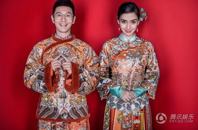 黃曉明&Angelababy在婚紗照中也穿了郭培設計的中式禮服。圖／摘自騰訊娛樂