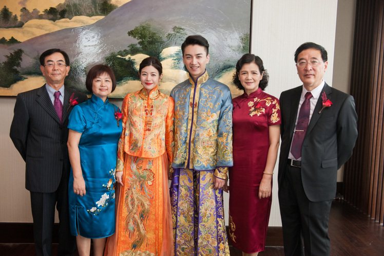 陳曉、陳妍希迎娶時穿郭培設計的中式禮服。圖／卡地亞提供