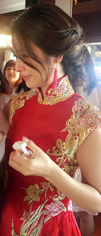 林心如在迎取儀式中選了一席改良式金色刺繡紅旗袍，佩戴寶格麗價值552萬元的頂級彩寶流蘇耳環。圖／摘自舒淇臉書
