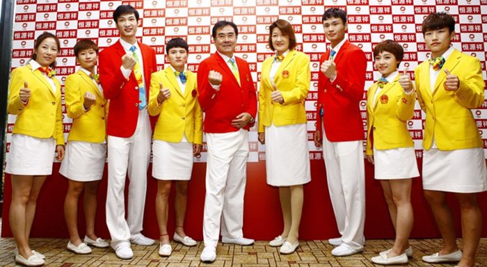 China中國－恒源祥


作為禮儀之邦，我們就讓中國隊壓軸啦。早在2008年北京奧運會，恒源祥便為中國代表團提供全套的禮儀裝備。今年裏約奧運男士以白襯衫、白褲子，搭配國旗紅外套，領帶糅合了裏約奧運的黃綠元素。女裝套裙呈國旗黃，絲巾用色斑斓。運動員上裝領子後使用了裏約奧運桑巴羽毛形象的五星，袖口使用了“昂羊”的標志。