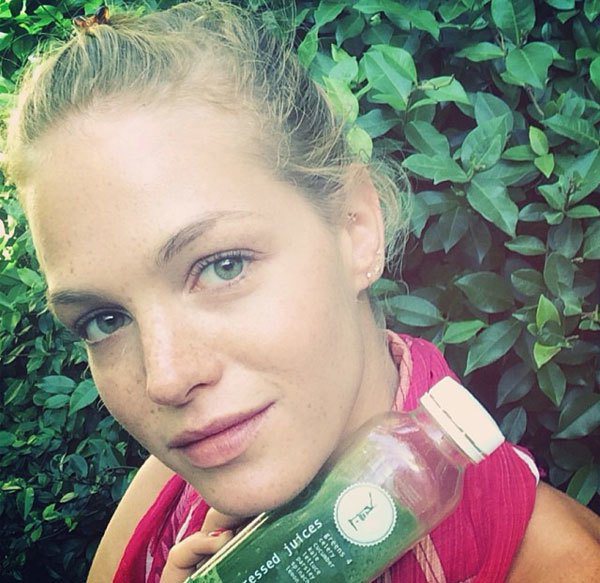 超模艾琳-希瑟頓Instagram上傳私照，健身之後來一瓶，喝喝更健康。