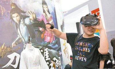 中國國際數碼互動娛樂展覽會，虛擬實境遊戲當紅。今年上半年，中國大陸的遊戲市場收入...