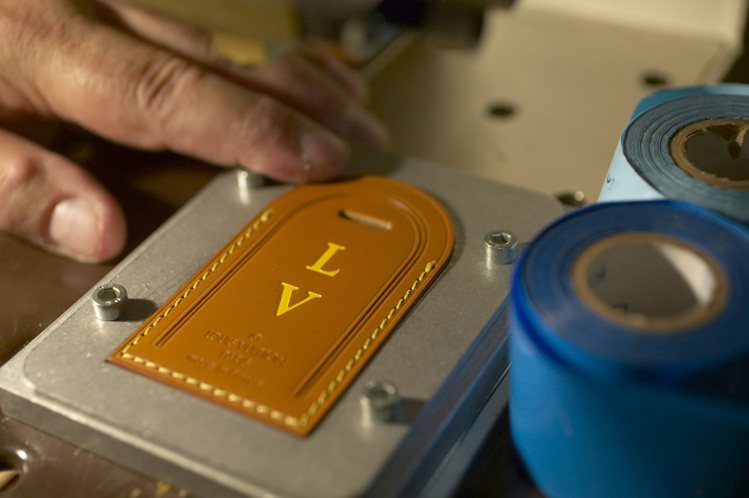 LV推出小皮件熱壓印名字縮寫的服務。圖／LV提供