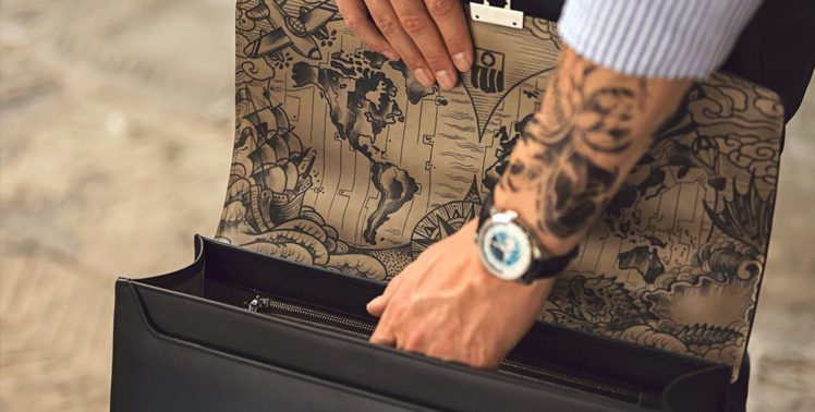 萬寶龍Secret Adornment秘飾刺青紋飾訂製公事包，可將字母融入刺青紋飾當中。圖／ 萬寶龍提供