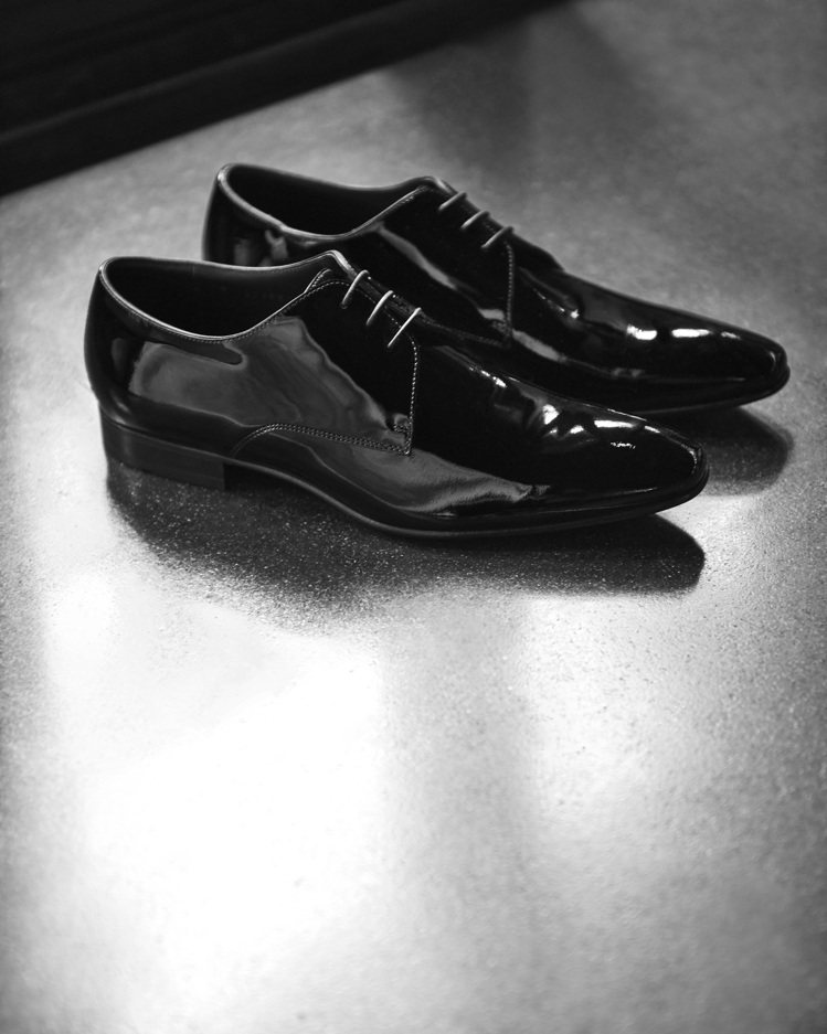霍建華在婚禮上穿的是漆皮的黑色皮鞋。圖／Hugo Boss提供