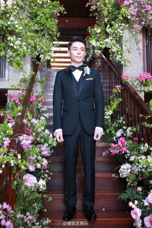 霍建華在正式婚禮上，改穿Hugo Boss提供的訂製劍領西裝。圖／摘自Weibo