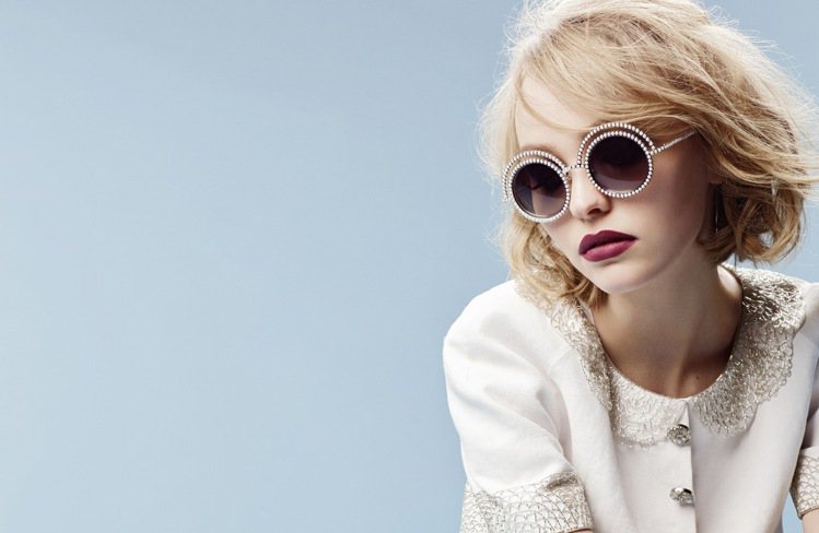 莉莉蘿絲戴普曾為香奈兒珍珠太陽眼鏡系列形象廣告代言人。圖／CHANEL提供