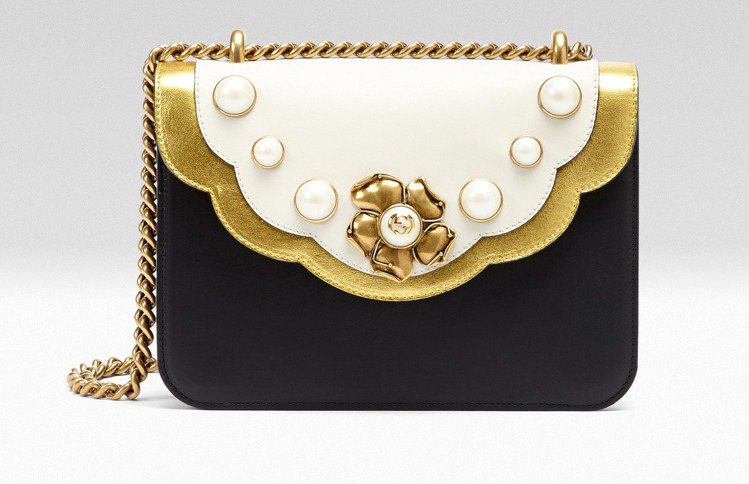 Peony珍珠與金屬花朵裝飾鍊包(黑色)，75,300元。圖／Gucci提供