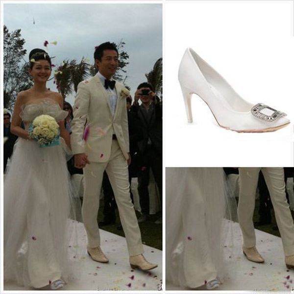 大S結婚時也是穿水鑽釦飾尖頭高跟鞋。圖／取自wmhunsha.com