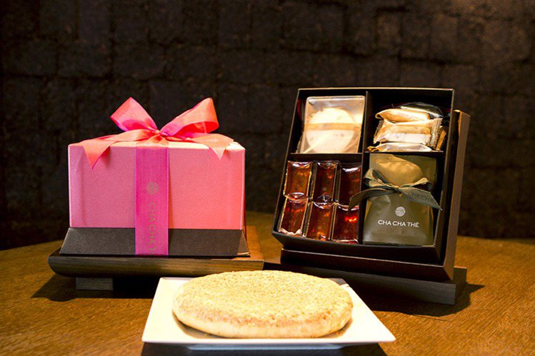 林心如歸寧贈送親友的「采采食茶」喜餅，選用她最愛的粉紅色禮盒。圖／ 釆采食茶提供
