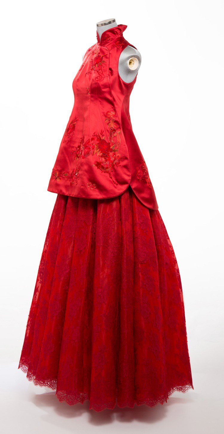 寶石紅兩件式禮服，從側面看就有準媽媽的模樣。圖／夏姿提供