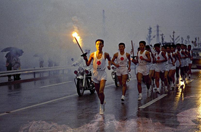 1964年10月，戰後的日本在東京第一次主辦了奧運會。圖中持火炬領跑的，也是點燃...