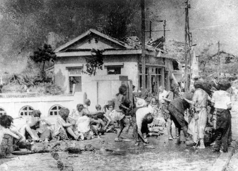原爆之後，廣島市內等待救援的倖存者。  圖／美聯社