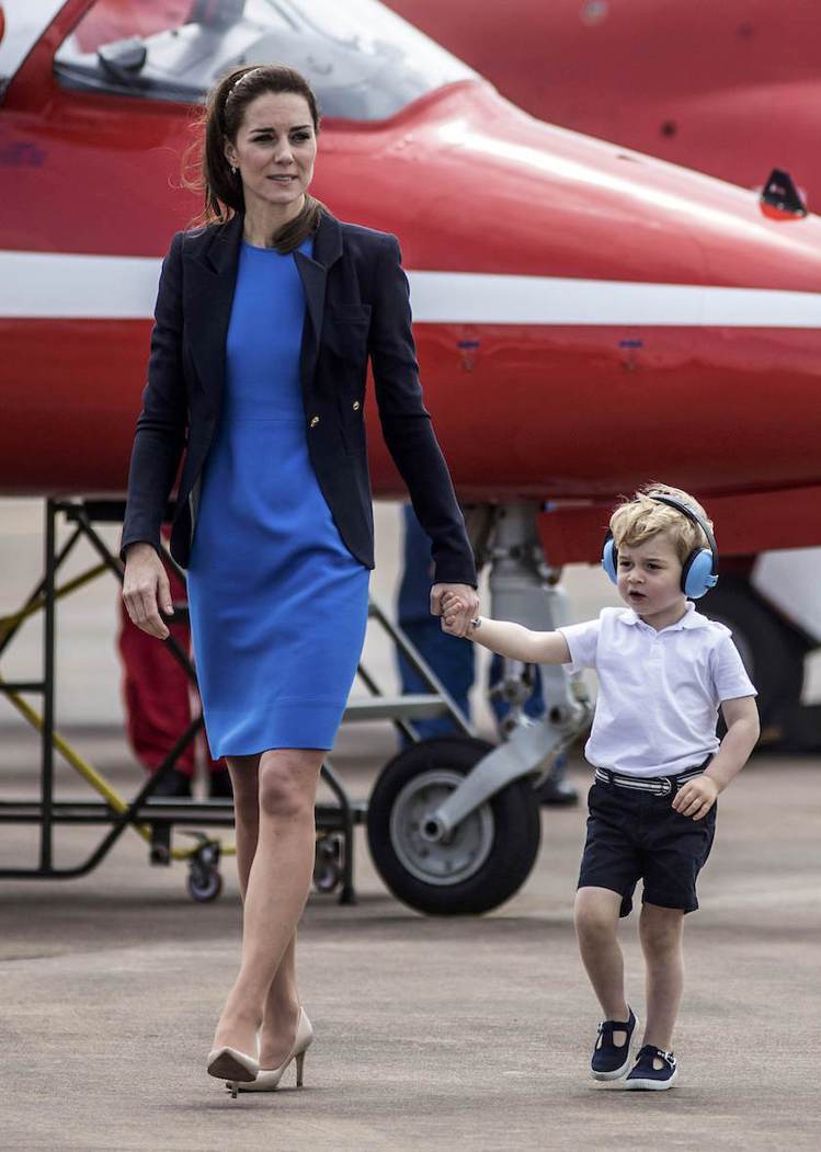 喬治王子最近和媽媽一同登上皇軍空軍噴射機，選穿有領子的雪白polo衫。圖／法新社