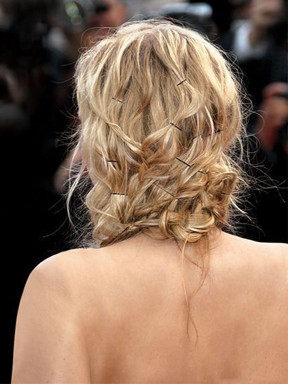 Diane Kruger的這款卡子髮型你是不是驚呆了！360度無死角全部都用卡子別上了，不過這樣的髮型層次感更清晰了。圖文：悅己網