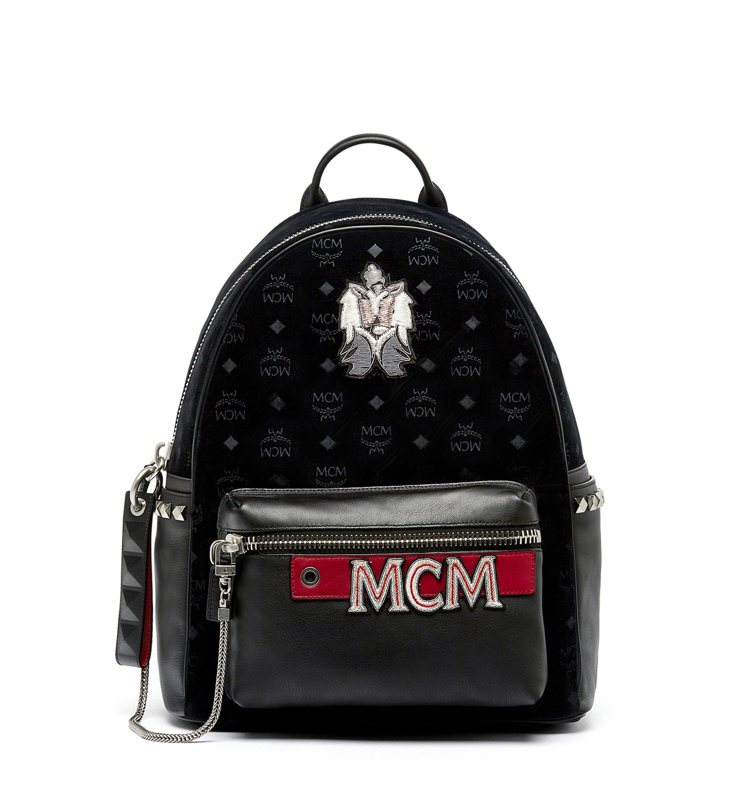 MCM Stark Velvet Insignia天鵝絨黑色後背包，49,000元。圖／MCM提供