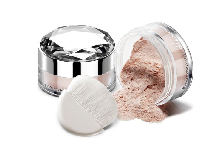 BeautyMaker冰紛淨白水蜜粉採用高涵水量的冰心粉體，維持夏日的持妝舒爽。圖／BeautyMaker提供