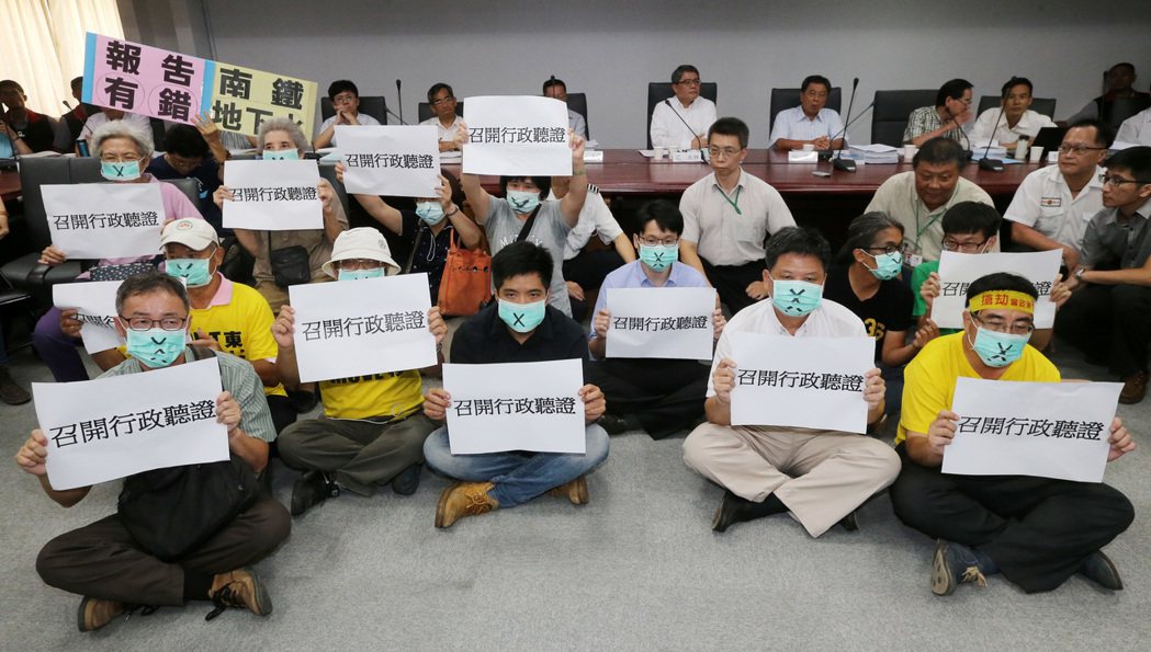 反南鐵東移全線自救會戴上打「x」的口罩，以沈默的方式表達抗議。記者胡經周／攝影