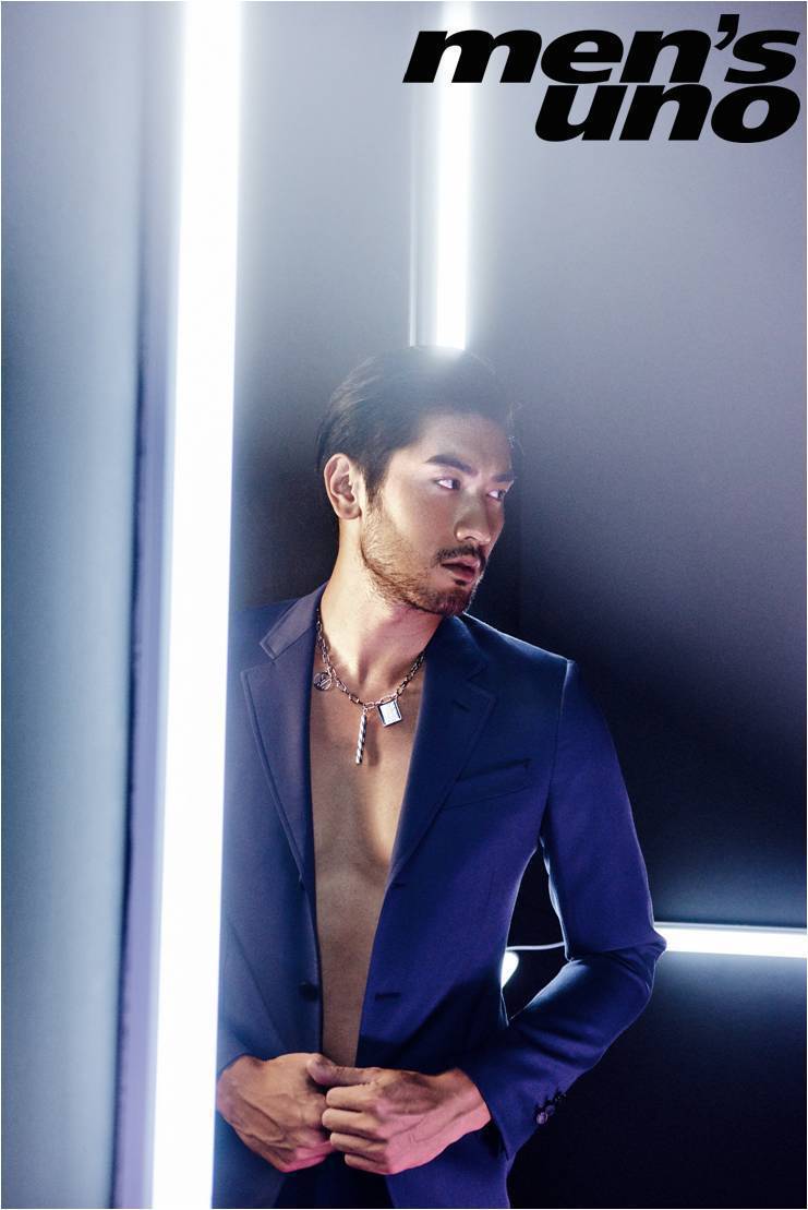 藍色西裝外套、裝飾鍊條項鍊 by Louis Vuitton 圖／men...