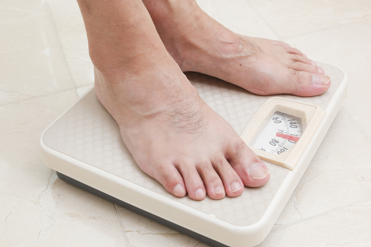當沒有特別進行飲食控制和減重時，短則3個月到半年的時間，如果體重突然下降，達到自己體重的5%到10%，便是身體傳出不健康訊號。
