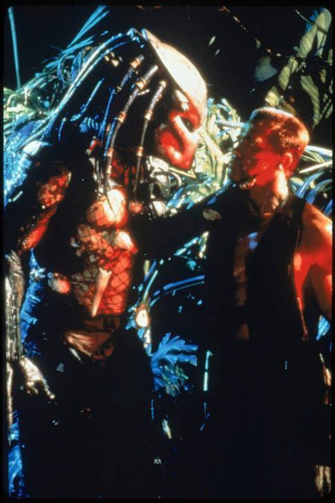 阿諾史瓦辛格在「終極戰士」中差點成為外星人的獵物。摘自imdb