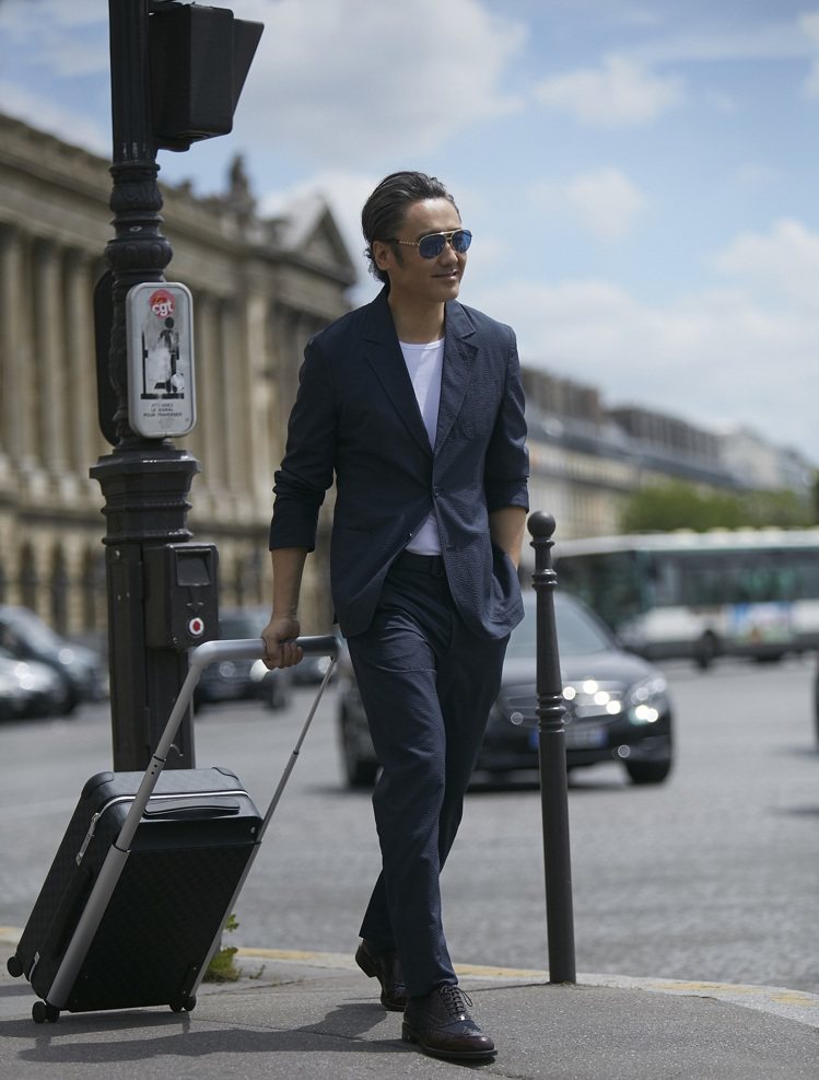 大陸「國民大叔」吳秀波漫步歐洲街頭的新旅伴正是Louis Vuitton全新Horizon滾輪行李箱。圖／LV提供