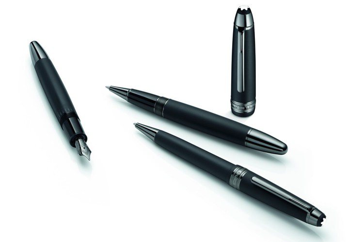 萬寶龍大師傑作系列極黑特別款鋼筆（左）20,200元、鋼珠筆（右上）16,200元、原子筆（右下）15,300元。圖／萬寶龍提供