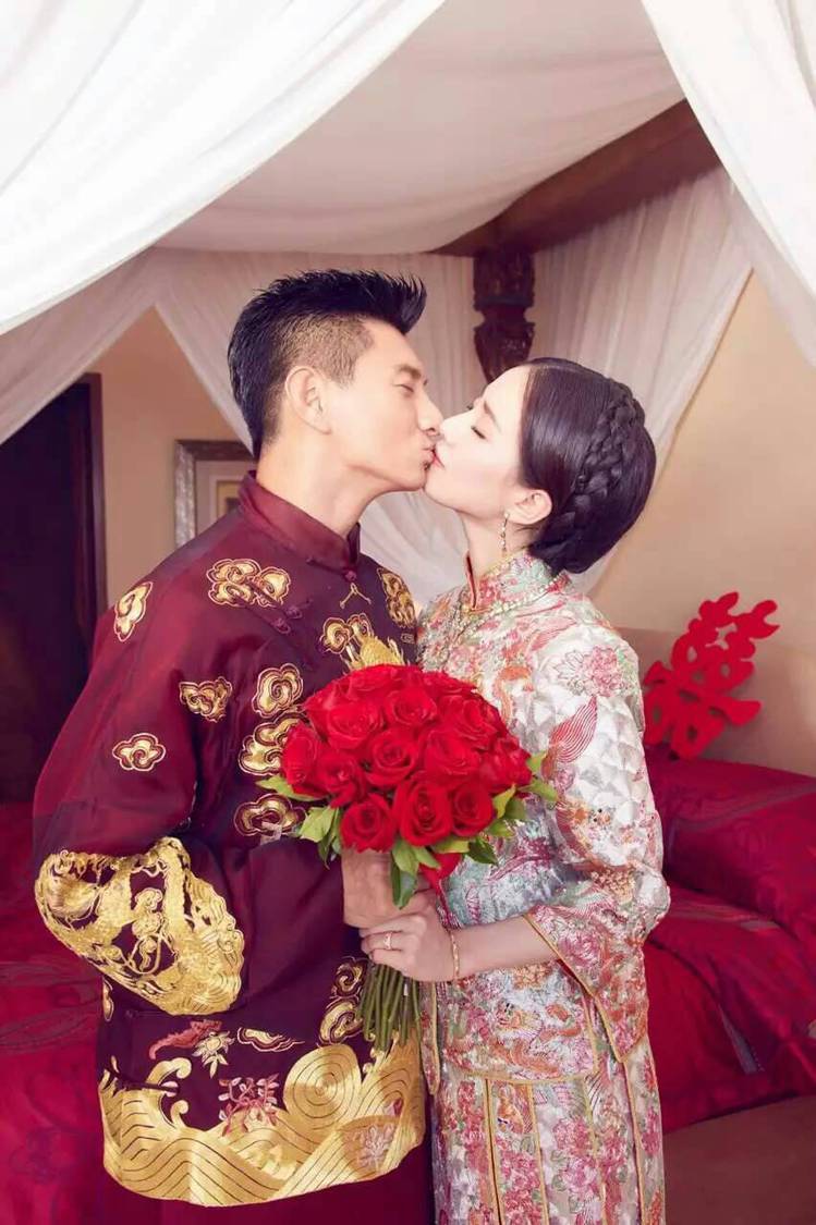 吳奇隆&劉詩詩迎娶時穿的中式禮服也是出自郭培之手。圖／稻草熊提供