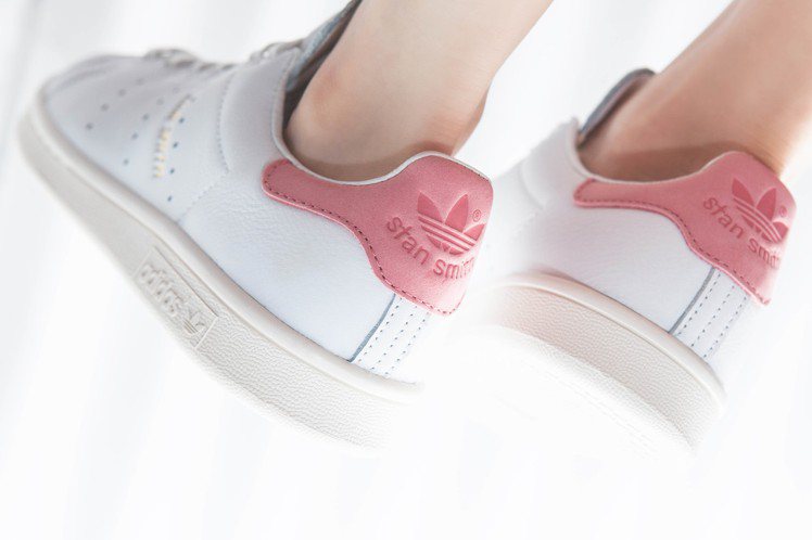 adidas的Stan Smith不斷創新，圖為日前搶翻天的粉紅鞋款。圖／adidas originals提供