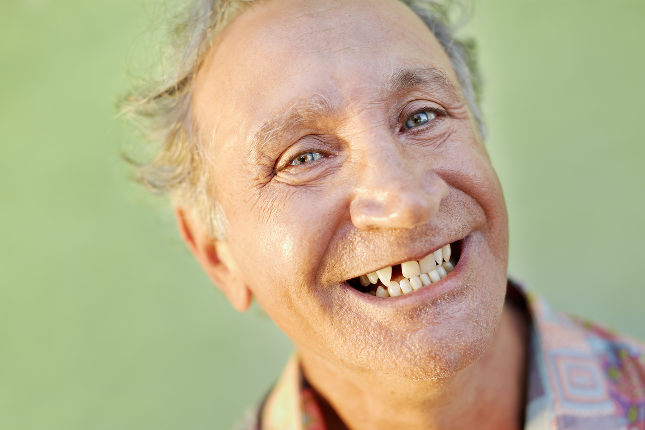 隨年齡增加，口腔及牙齒衍生問題包括口腔組織老化、牙齒磨耗、牙周病惡化，甚至因唾液分泌減少導致口臭等，嚴重時會影響長者咀嚼、吞嚥，導致營養不良。<br />圖／shutterstock