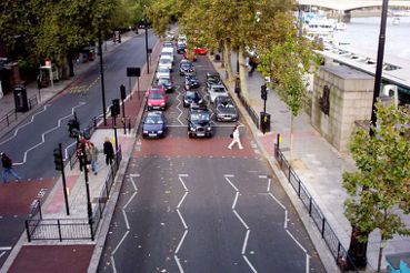 行人過馬路不再被車撞！看倫敦的斑馬線與路口號誌設計