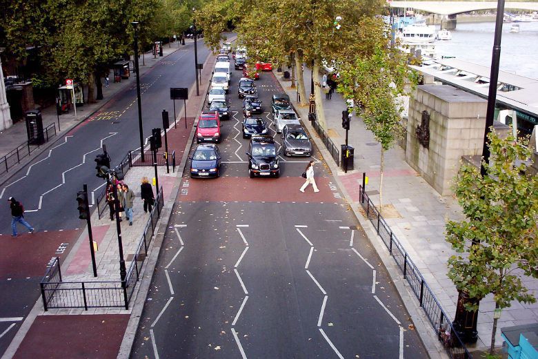馬路中央設置行人安全島，使斑馬線變成兩段式，行人暴露在馬路上的時間縮短。 圖／Flickr