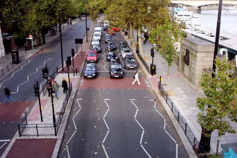 行人過馬路不再被車撞！看倫敦的斑馬線與路口號誌設計