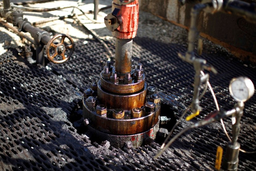 開採頁岩油的特殊水平鑽井法，在地底下垂直鑽到油頁岩層的深度後，可往平行頁岩節理的...
