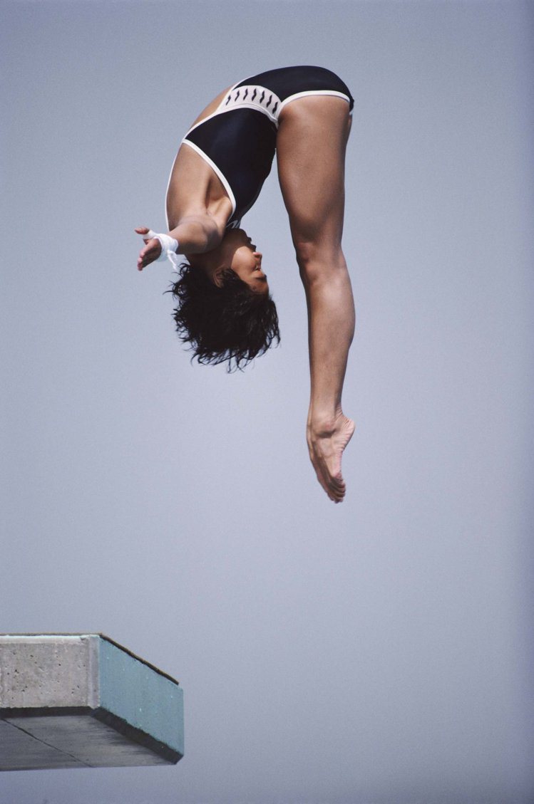 1984年，在洛杉矶奧運會10米跳台上，陳曉霞是實力最強最有希望奪金的，但嚴重的失誤使她早早地退出了爭冠行列。周繼紅頂著壓力奪得中國跳水隊在奧運會的第一枚金牌，開啓了中國跳水隊的輝煌曆史。圖文：悅己網