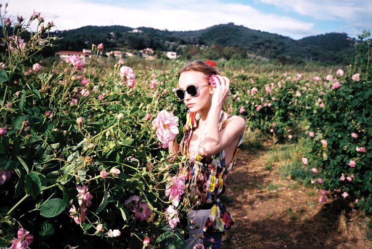 香奈兒香水全新代言人 Lily Rose Depp在玫瑰花園感受花植芬芳。圖/香奈兒提供