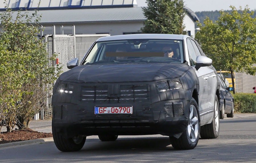 福斯大改款Touareg偽裝車在國外被捕獲。 摘自Carscoops.com