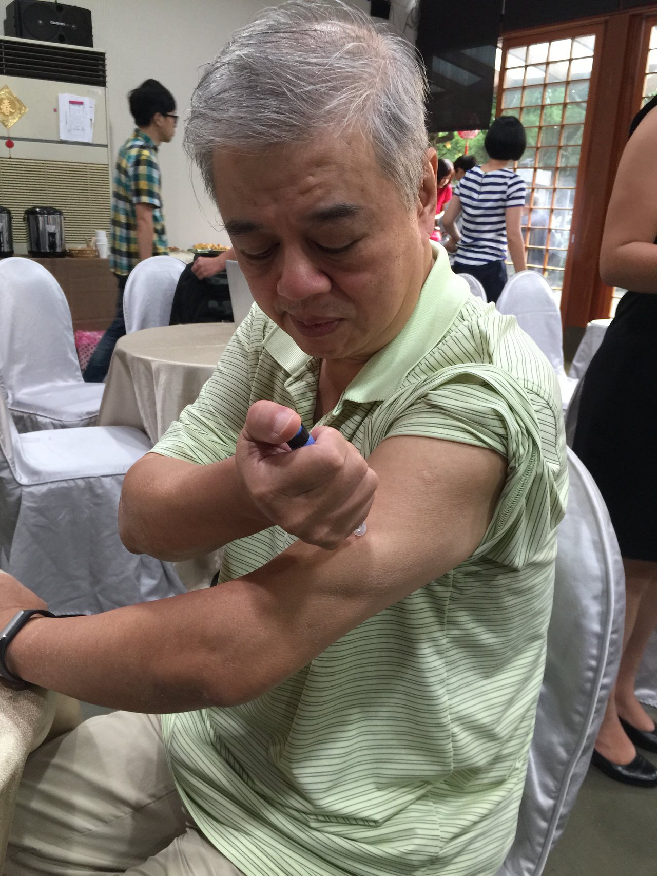 62歲的糖尿病友張先生，一天會定時各施打一劑腸泌素和胰島素針劑控制血糖。

記者黃安琪攝影